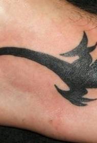 Collo del tatuaggio modello lucertola nera