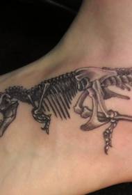 patró de tatuatge d'esquelet de dinosaure negre d'estil realista del peu