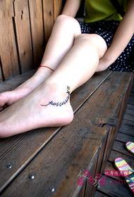 piccola immagine del tatuaggio inglese sul collo del piede fresco