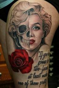 udo Monroe twarz z czaszką połączonym wzorem tatuażu w kształcie róży