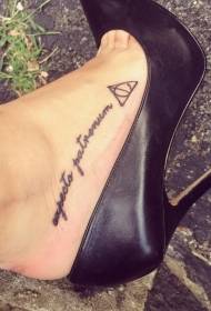 lettere di ortografia nere sul retro e motivo geometrico del tatuaggio