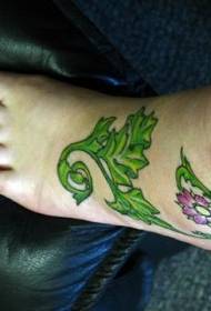 여성 발등 녹색 식물과 꽃 문신 패턴