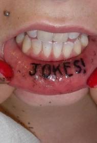 lettre noire motif tatouage à l'intérieur des lèvres