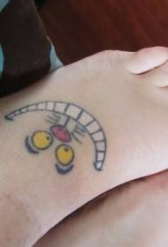 Disegno del tatuaggio del gatto sul collo del piede