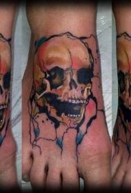 Modello del tatuaggio del cranio con decadimento del colore fatto in casa sul collo del piede