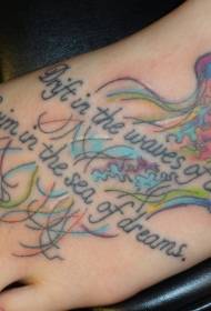 empeine hembra medusas multicolores con letras tatuaje
