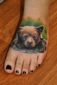 collo del piede bellissimo modello realistico del tatuaggio del cucciolo di orso