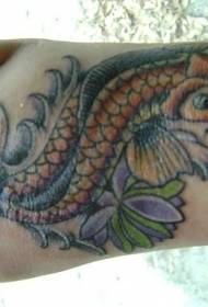 рибе у боји на цртежној цвету тетоважа