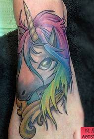 ຮູບແບບ tattoo unicorn ທີ່ມີສີສັນຢູ່ເທິງ instep