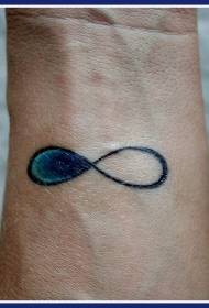 nadgarstek prosty czarno-biały wzór tatuaż symbol nieskończoności