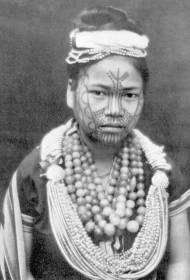 女性の顔の刺された部族トーテムタトゥーパターン