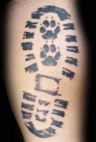žmogaus pėdos atspaudai su juodos šuniuko letenėlės tatuiruotės šablonu