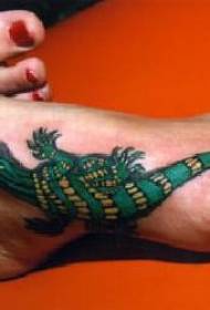 modelin e tatuazhit të hardhisë me ngjyrën e këmbës