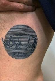 側肋圓黑線犀牛和字母紋身圖案
