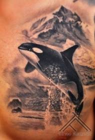 胸部寫實風格的鯨魚和山紋身圖案