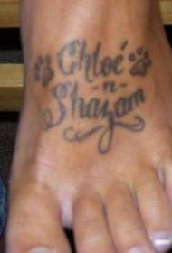 Numele animalului de companie pe picior pentru a comemora imaginea tatuajului