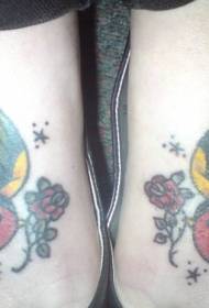 Moteriškos tarpinės spalvos dvi gražios kregždžių tatuiruotės nuotraukos