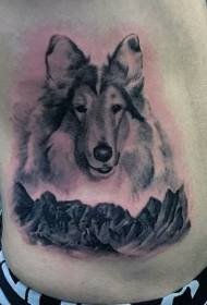 costolette laterali simpatico cane bianco e nero e motivo tatuaggio di montagna