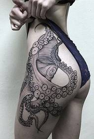 hermosa foto de tatuaje de pulpo blanco y negro de mujer