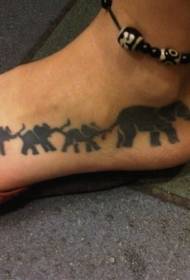 Modello del tatuaggio della famiglia elefante collo del piede personalità