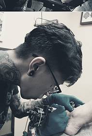 fresca scena del tatuaggio sul collo del piede inglese