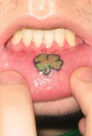 grønn kløver tatoveringsmønster på innsiden av leppene
