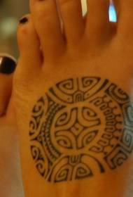 Tatuaggio immagine collo rotondo design decorativo collo del piede femminile