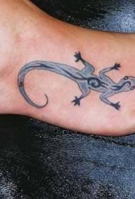 черная смешная ящерица с племенным декоративным рисунком татуировки