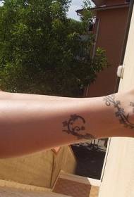 Image de tatouage étoile petit bouclé branche de pied féminin