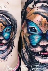 glava lava u boji bočnog rebra s uzorkom tetovaže leptira