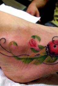 rood lieveheersbeestje en groen blad tattoo patroon 113269 - hak yin en yang roddel tattoo patroon