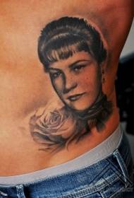 црно-бел женски портрет на половината и розова шема на тетоважи