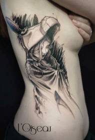 costola laterale ragazza nera con teschio elmetto tatuaggio