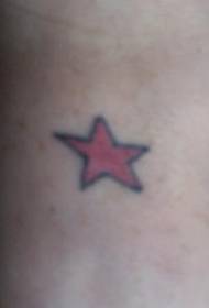 czarna linia mały czerwony wzór tatuażu gwiazdy