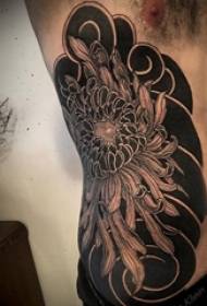 eascraíonn na buachaillí dubh liath chrysanthemum tattoo taobh ar phictiúr tattoo dubh liath chrysanthemum