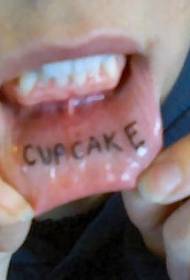 torta za usne unutar engleskog uzorka tetovaža