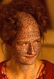 žena Bočno lice prepuno totemskih uzoraka tetovaža