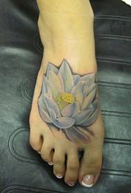akvarelo blanka lotuso tatuas sur la ina instepo