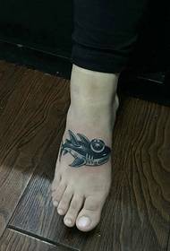 pieni ja söpö pieni hain tatuointi kuva jalkaterästä