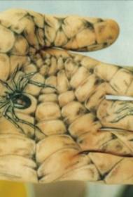 男性棕櫚蜘蛛網紋身圖案