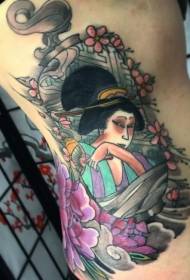Sivusivun väri Aasian geisha-muotokuva kukkatatuointikuviolla
