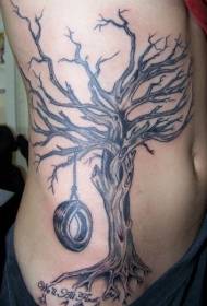 Derék oldalán fekete barna nagy fa tetoválás minta