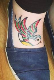 simpatico tatuaggio colorato uccello sul collo del piede