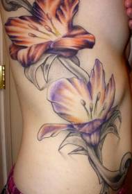 derék oldalán nagy liliom virág tetoválás minta