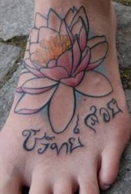 vrouwelijke wreef kleur lotus met Indiase karakter tattoo