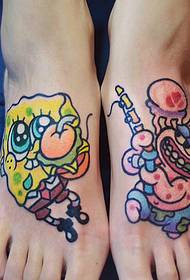 皙 Hvitens føtter har fargerike tatoveringsbilder
