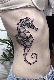 o fermoso patrón de tatuaxe de tótem de hipocampo na costela do lado feminino