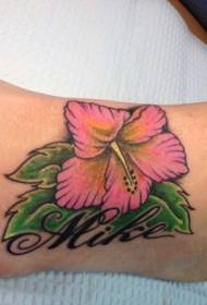 vidutiniškos spalvos gerai atrodanti hibiscus gėlė ir „Subtitle“ tatuiruotė