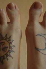 tato simbol matahari dan bulan di punggung kaki