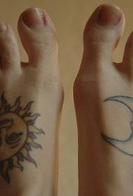 sonne und mond symbol tattoo auf dem rist